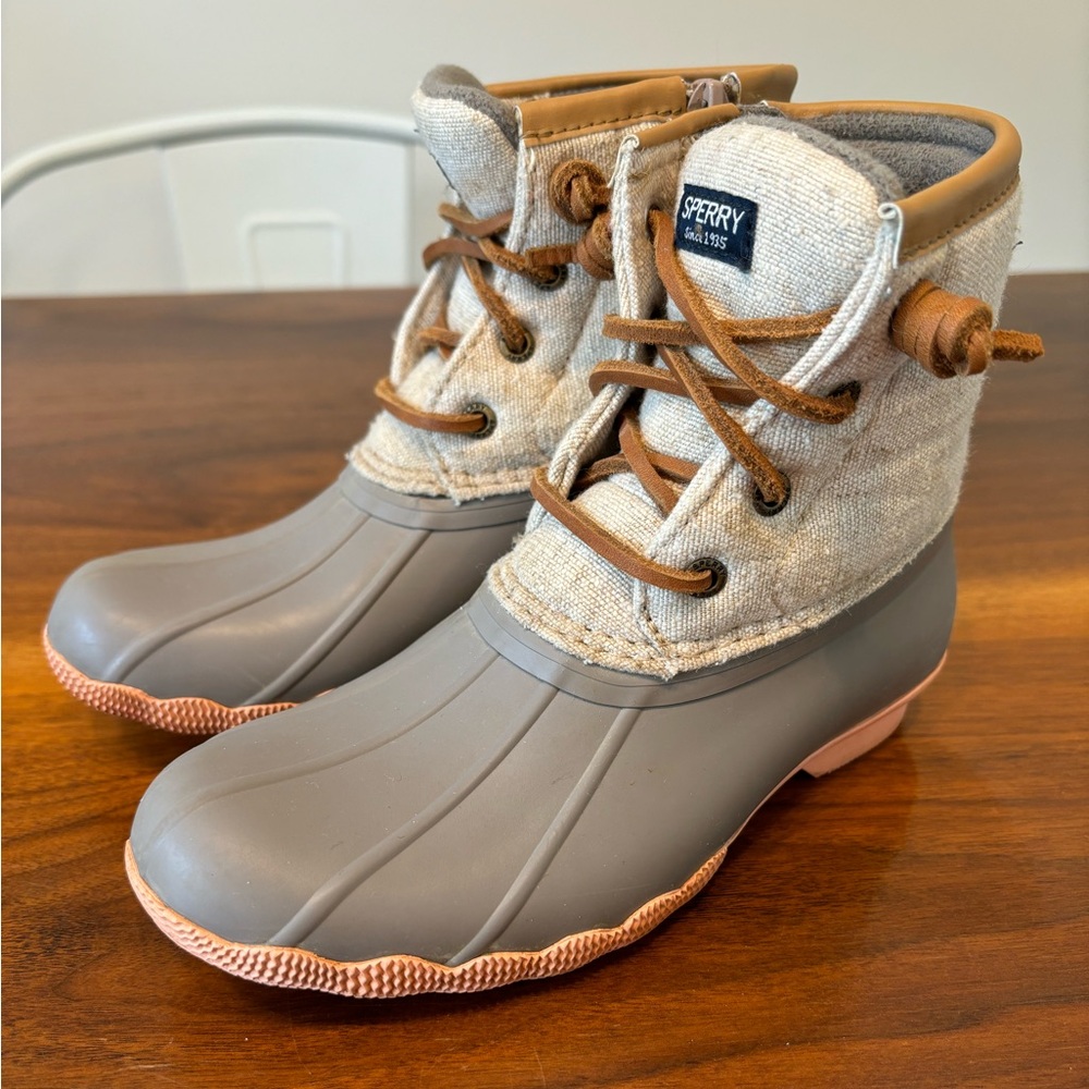 Sperry Salt Water Duck Boot in Linen Rose 1M